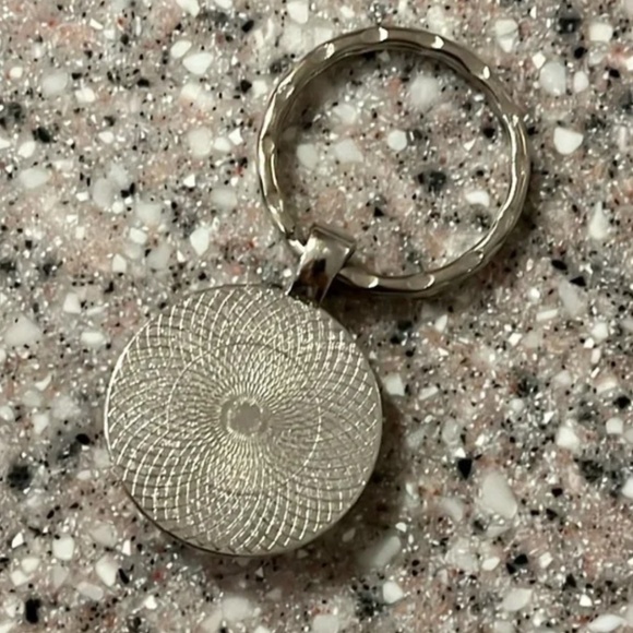 NEW MOM Silver key chain - Picture 4 of 5